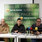 Imatge de la roda de premsa de la Unió de Pagesos a Lleida amb Josep M. Cortasa, membre de la sectorial de porcí; Rossend Saltiveri, responsable del sector porcí, i Jordi Armengol, responsable de sectors ramaders.