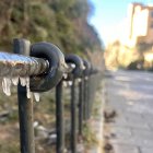 El frío de este lunes en la ciudad de Cuenca, con temperaturas de 4 grados bajo cero, ha hecho que se congele el agua de esta valla creando pequeños carámbanos. EFE/ Lorena Mayordomo