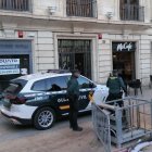 Agents de la Guàrdia Civil aquest matí a la plaça Sant Joan de Lleida.