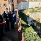 L'alcalde de Lleida, Fèlix Larrosa, durant una visita a la Cuirassa, l'antic barri jueu de Lleida.