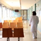 Una infermera en una sala d'espera d'un centre sanitari.