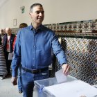 Imagen de archivo del presidente del Gobierno, Pedro Sánchez, en un colegio electoral ejerciendo su derecho al voto.