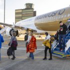 Esquiadors polonesos aterren a l'aeroport de Lleida-Alguaire.