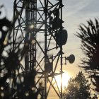 Una part de les antenes de la torre de telecomunicacions de Tuixent amb el sol a punt de pondre's