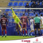 Una acció del partit del Lleida aquest dissabte.