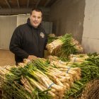 Mia Iglesias mostrant uns calçots preparats per viatjar fins a Madrid.