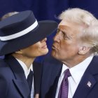 El presidente de Estados Unidos, Donald Trump intenta besar a su esposa Melanie Trump.