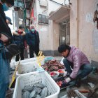 Un hombre vende tortugas en un mercado de Wuhan este 21 de enero.