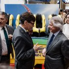 l conseller de Empresa y Trabajo de la Generalitat de Cataluña, Miquel Sàmper; el presidente de la Generalitat de Cataluña, Salvador Illa y el presidente del Consejo de Administración de PortAventura World, Arturo Mas-Sardà, posan durante la inauguración del estand de Catalunya en la 45ª edición de la Feria Internacional de Turismo (FITUR)