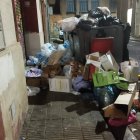 Contenedores repletos de basura, que ocupa la acera de la calle Ramon Soldevila.