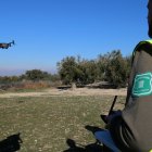 Un pilot de dron dels Agents Rurals enlaira un aparell a Verdú.