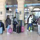 Viajeros haciendo cola para subir a un tren Avant ayer al mediodía en la estación Lleida-Pirineus en el primer día sin la rebaja del 50%.