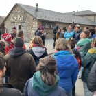 Moment de la lectura d'un manifest en el marc d'una concentració a Puigcerdà pel dret a l'habitatge convocada davant una immobiliària de la capital cerdana.