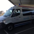 Ambulancias Egara a l’entrada de l’àrea d’Urgències de l’hospital Arnau de Vilanova.