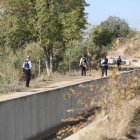 Mossos inspeccionant l’octubre del 2021 les proximitats de la casa on va ocórrer l’assassinat.