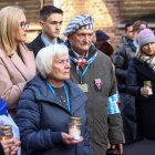 Supervivientes del campo de concentración y de exterminio nazi de Auschwitz y sus familiares depositan velas frente al emblemático "muro de la muerte", en memoria de las víctimas, en el primero de los actos de conmemoración del 80 aniversario de la liberación de dicha infraestructura criminal nazi, en Oswiecim, Polonia, el 27 de enero de 2025.