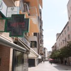 Imatge del carrer de Pi i Margall de Lleida, amb gent a l'ombra i un termòmetre que indica una temperatura superior als 40 graus