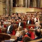 Les diputades Elena Díaz (PSC) i Mònica Sales (Junts) marquen el vot a favor al decret mentre la diputada Ester Capella (ERC) el marca en contra.