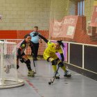 Gimena Gómez controla una bola per darrere de la porteria del Manlleu en una acció del partit d’ahir. - CLARA LIÁÑEZ