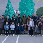 Bona part de les famílies que durant dos cursos han optat per inscriure en bloc els seus fills al col·legi Pràctiques I, aquesta setmana al pati del centre. - GERARD HOYAS