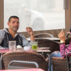 Dos persones fumant a la terrassa d'un bar a Lleida.