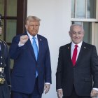 El presidente estadounidense, Donald Trump, saluda al primer ministro israelí, Benjamin Netanyahu, en la Casa Blanca.