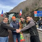 Representants del Gremi de la Pagesia amb el representant dels ramaders francesos que tallen l'N-230 a la frontera amb la Val d'Aran.