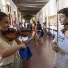 Estudiants de música i alumnes del curs internacional de Cervera van provar diversos instruments.