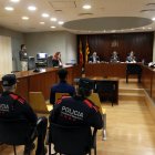 La sala de vistes de l'Audiència de Lleida durant el judici a un home acusat d'intentar matar-ne un altre en un pub de Tàrrega.