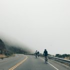 Ciclistas circulando por una carretera con la línea continua.