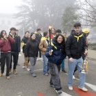 Marxa d'estudiants de la Universitat de Lleida portant la torxa amb la flama del Canigó durant el primer Correllengua Universitari.