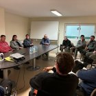 La delegada del Govern a Lleida, Núria Gil, durant la reunió amb membres de la cooperativa de Miralcamp afectats per la sobrepoblació de conills.