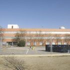 La fachada del instituto Maria Rúbies de Lleida, en el barrio de la Bordeta.