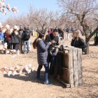 Una vez finalice el itinerario entre parajes y construcciones de piedra
seca, los asistentes podrán degustar tapas y productos elaborados
por los productores locales, acompañados de vinos, vermut y licores