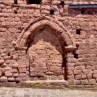 Antiga porta gòtica de l’Església de la Mare de Déu de Medina de Vilamur (Foto: COOLTUR Turisme Cultural)