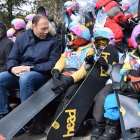 El conseller Berni Álvarez, amb els alumnes de la Seu d'Urgell aquest dilluns.