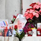 Se colocan velas y mensajes a los pies de la estatua del fallecido Papa Juan Pablo II fuera del Hospital Agostino Gemelli.