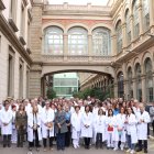 Foto de família de professionals de l’Hospital Clínic amb motiu de l’aniversari de la pandèmia. - LAURA FÍGULS/ACN