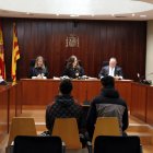 Els dos joves condemnats per vendre drogues a Mollerussa, durant la vista de conformitat a l'Audiència de Lleida.