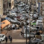 Imagen de archivo de vehículos amontonados en una calle tras las intensas lluvias de la fuerte dana en Alfafar.