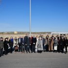 Foto de família de les autoritats i familiars dels homenatjats que van participar en l’acte de descobriment de les plaques. - MARIO GASCÓN