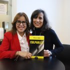 La presentadora de Lleida TV Mariví Chacón i l’autora, Marta Alòs. - MAGDALENA ALTISENT