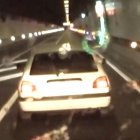 Moment en què va tirar un vas per la finestra al túnel. - MOSSOS D’ESQUADRA