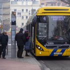 Usuaris pujant a un autobús urbà a Lleida. - ROGER BARRAGÁN