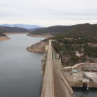 Una de les centrals venudes al gegant japonès és la que està a peu de la presa a Rialb. - SEGRE