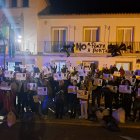 Los vecinos de Sucs, con carteles contra el puerta a puerta.