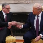 Starmer va entregar ahir a Trump una carta del rei Carles III convidant-lo a una segona visita d’Estat. - EUROPA PRESS