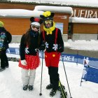 Imatge d’arxiu d’una parella d’esquiadors disfressats a Baqueira-Beret. - BAQUEIRA-BERET