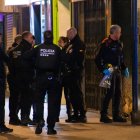 Agentes de Mossos y Urbana, anoche en el lugar del incidente