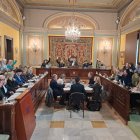 El momento en que el gobierno del PSC y el grupo de Junts han votado a favor del pliego de condiciones.